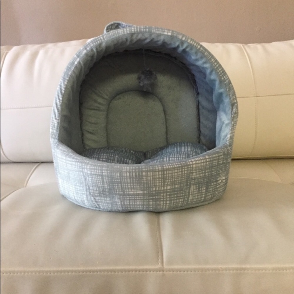 Cozy cat bed
